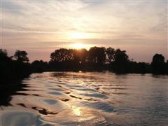 Wellen des Bootes mit Sonnenuntergang